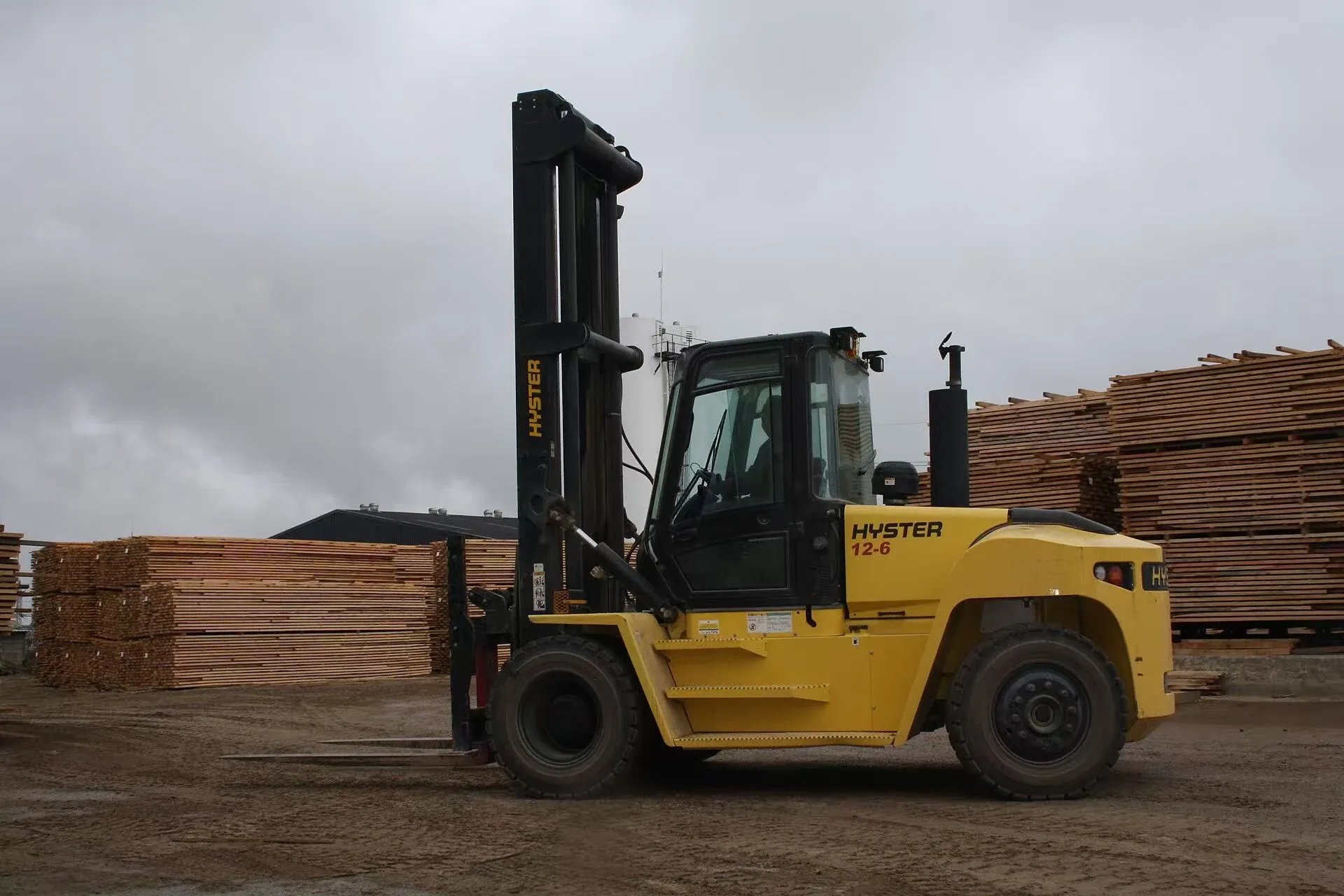Why Work with JIA CHENG — JIA CHENG supports overseas B2B buyers with new forklifts, genuine forklift parts, and forklift attachments—from requirement review and OE number matching to packing and export coordination.