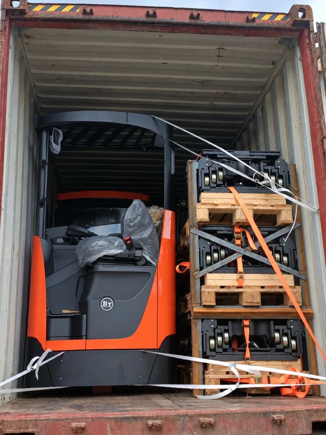 CHARGEMENT ARRIMÉ, Chariot élévateur et accessoires arrimés pour l’expédition.